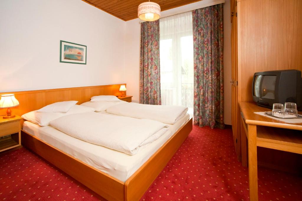 Postel nebo postele na pokoji v ubytování Hotel Velden Bacherlwirt