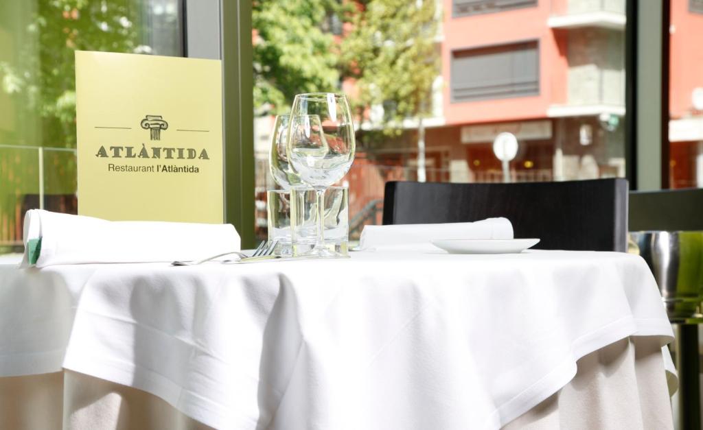 A restaurant or other place to eat at Hotel Metropolis