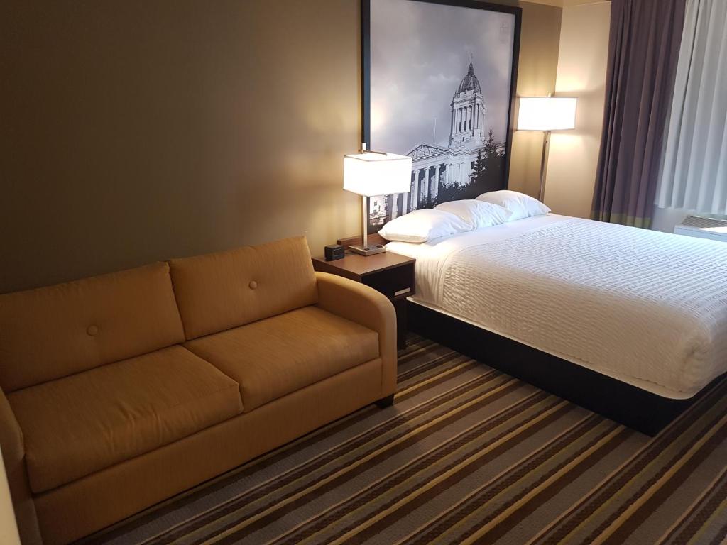 Postel nebo postele na pokoji v ubytování Super 8 by Wyndham Winnipeg West