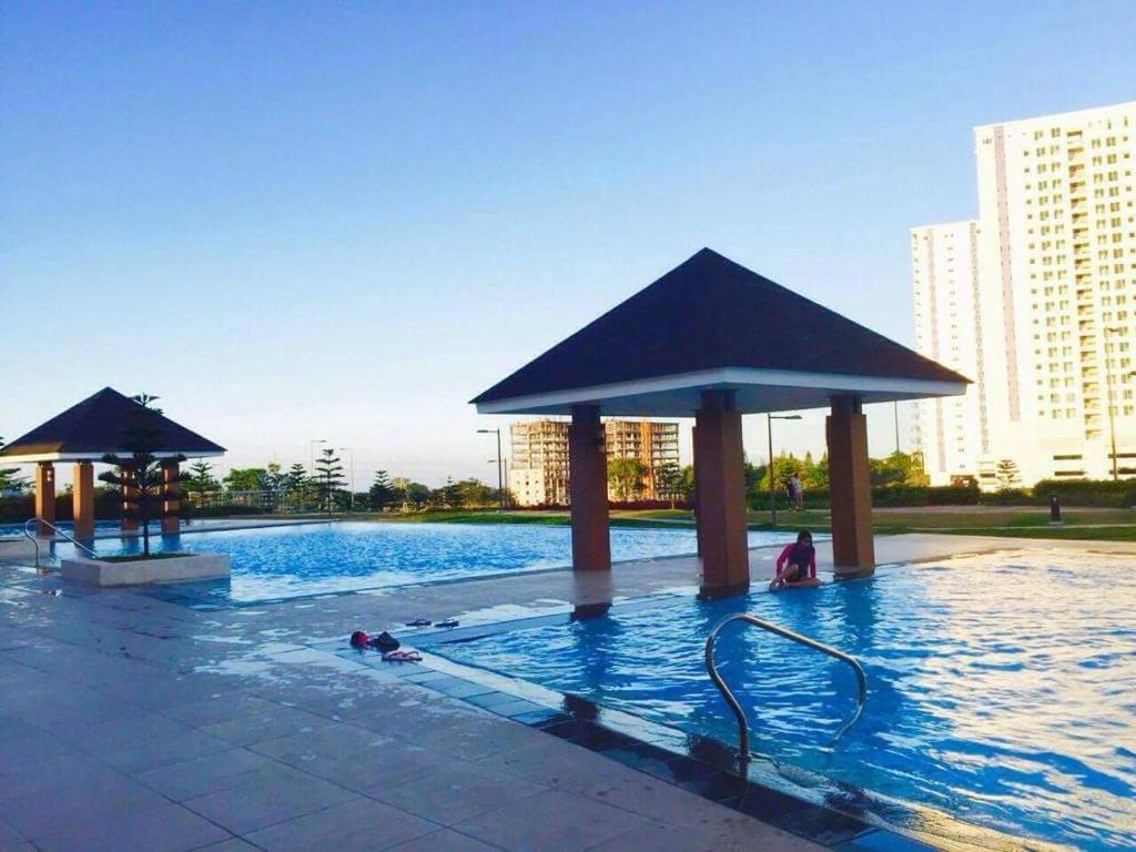 a swimming pool with a swimming hose in the water at Cool Escape at Tagaytay in Tagaytay