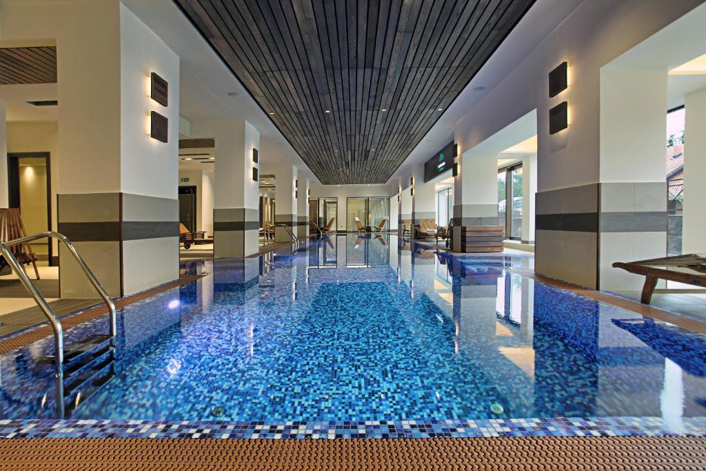 Bazén v ubytování Apartments by BOR - BOR Hotel Complex nebo v jeho okolí