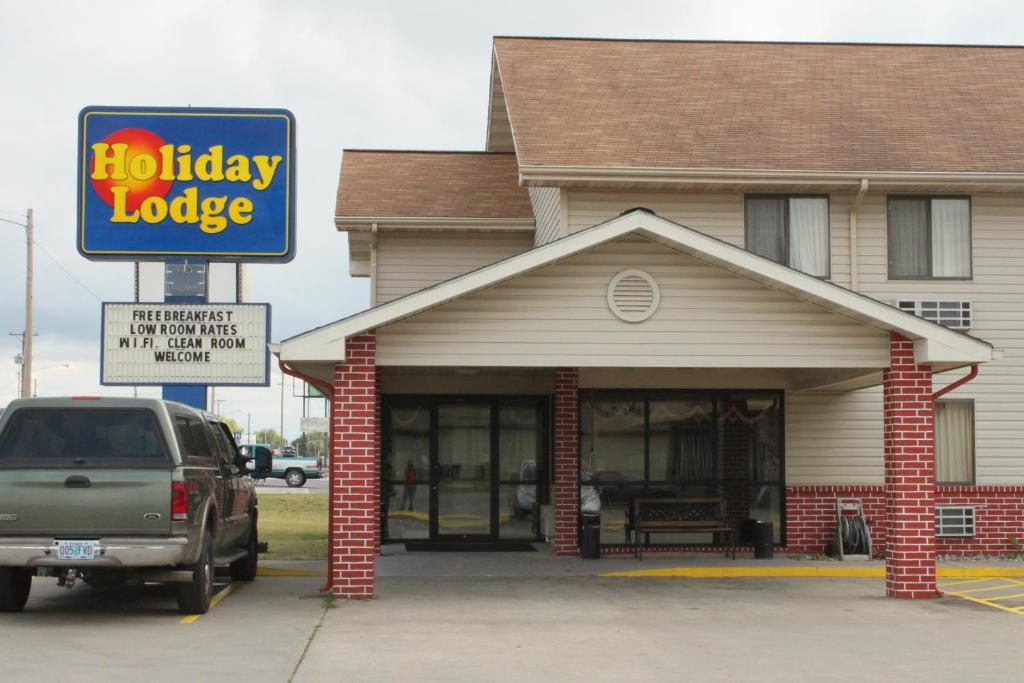 a holiday lodge sign in front of a building at Holiday Lodge in Pittsburg
