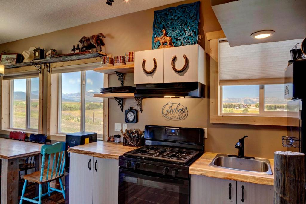 Cucina o angolo cottura di Mountain Haven Cabins