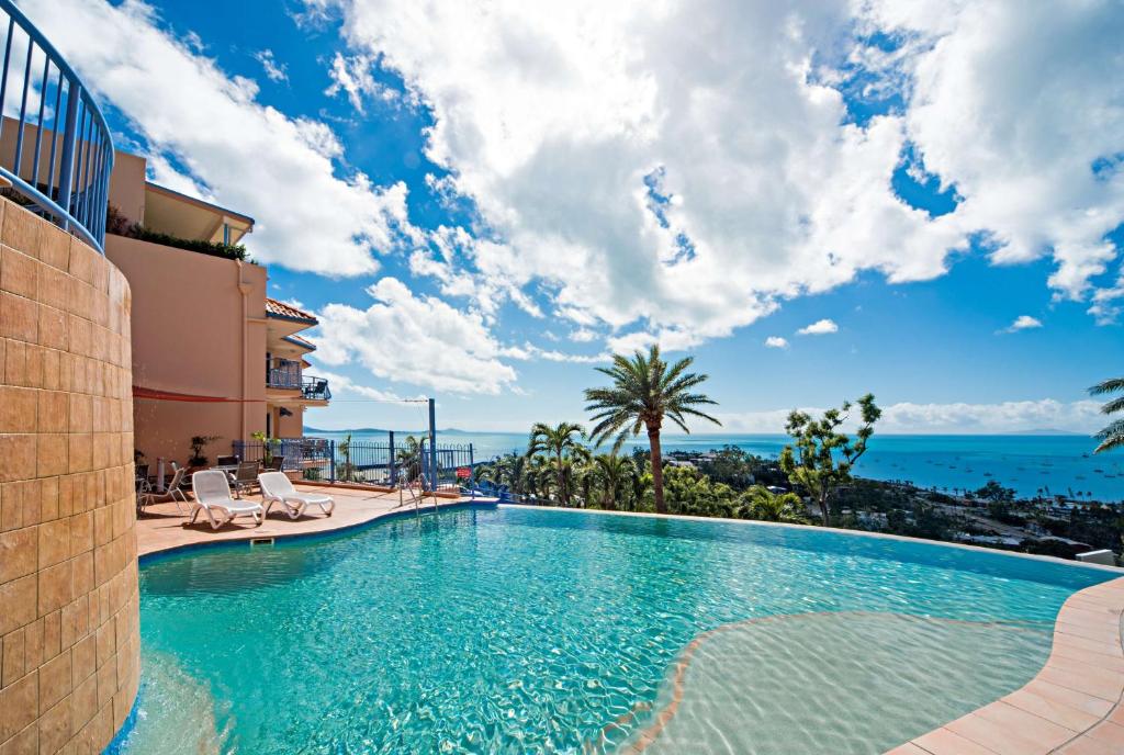 una piscina con vistas al océano en Sea Star Apartments en Airlie Beach