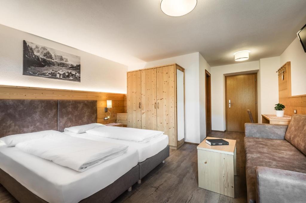 A bed or beds in a room at Pensione Vittoria