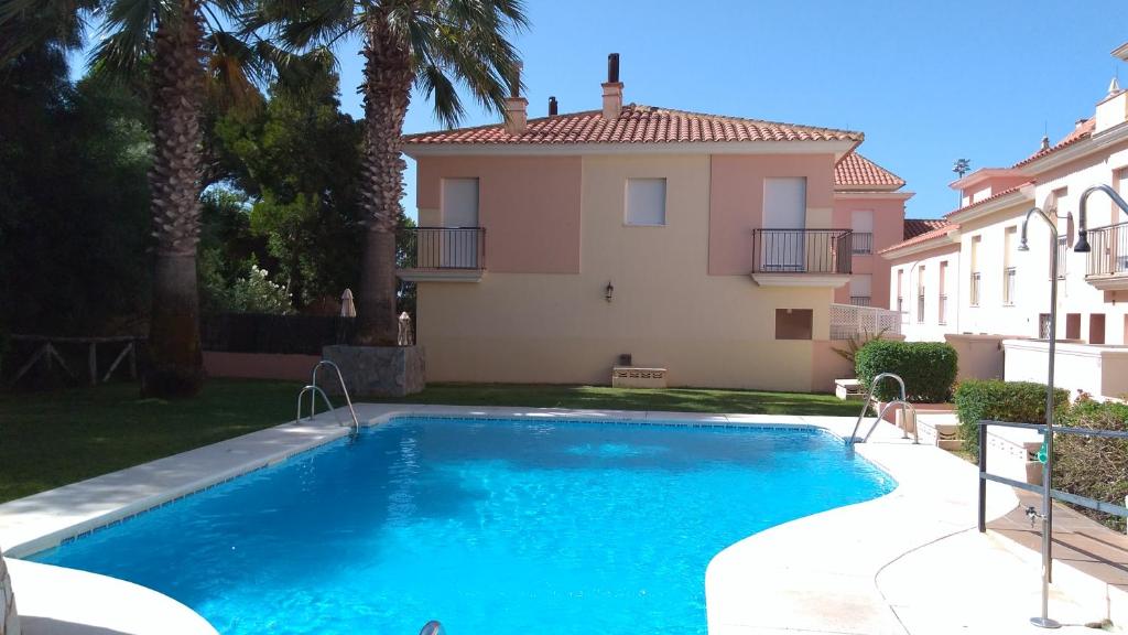 Bazén v ubytovaní Apartamento Islantilla alebo v jeho blízkosti