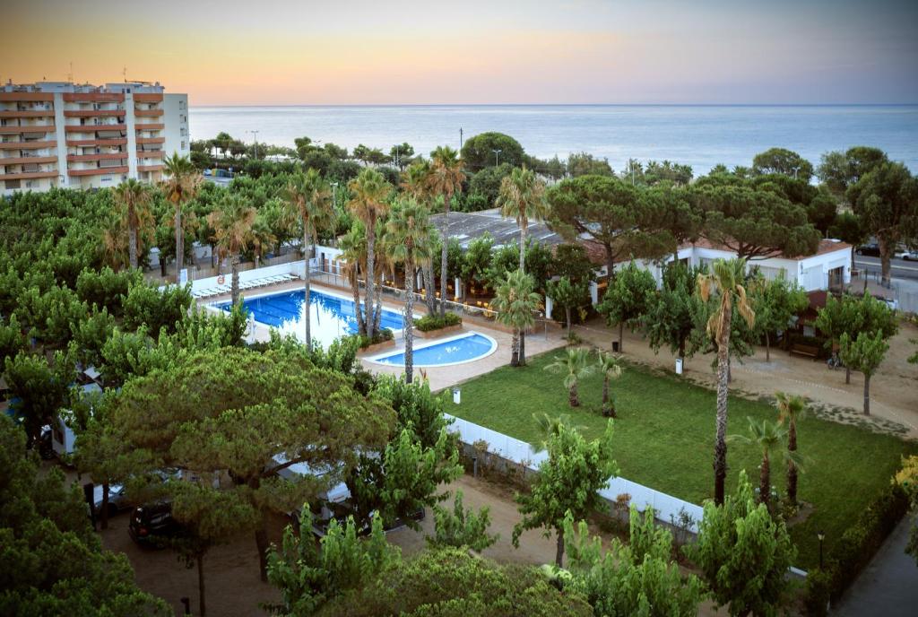 uma vista aérea de um resort com piscina e oceano em Càmping Bellsol em Pineda de Mar