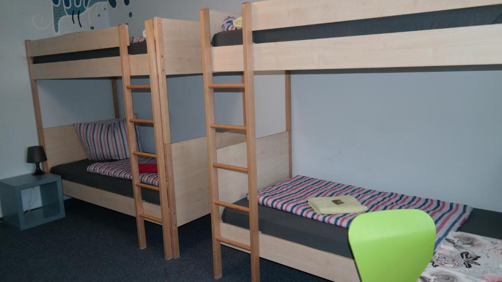Palanda nebo palandy na pokoji v ubytování Hostel Inn-Berlin