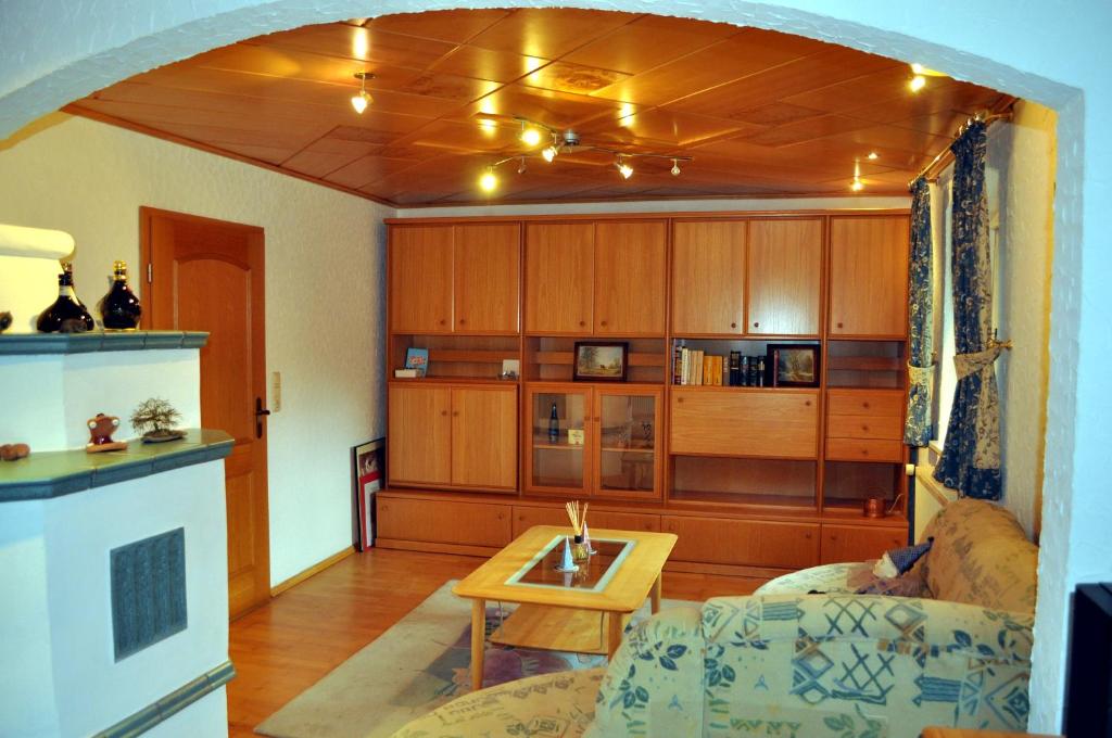 瓦爾門斯泰納的住宿－Ferienhaus Müller，客厅配有沙发和桌子