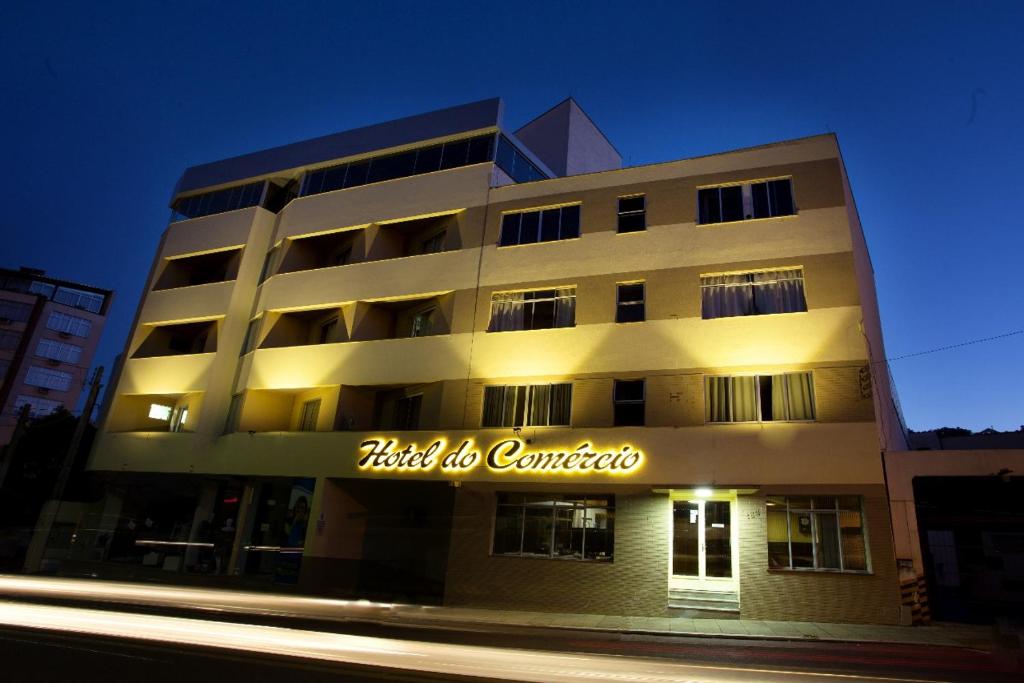 a building with a sign that reads hotel do centric at Hotel do Comércio in Joaçaba