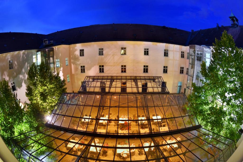 a view of a building at night at Hotel Altes Kloster in Hainburg an der Donau