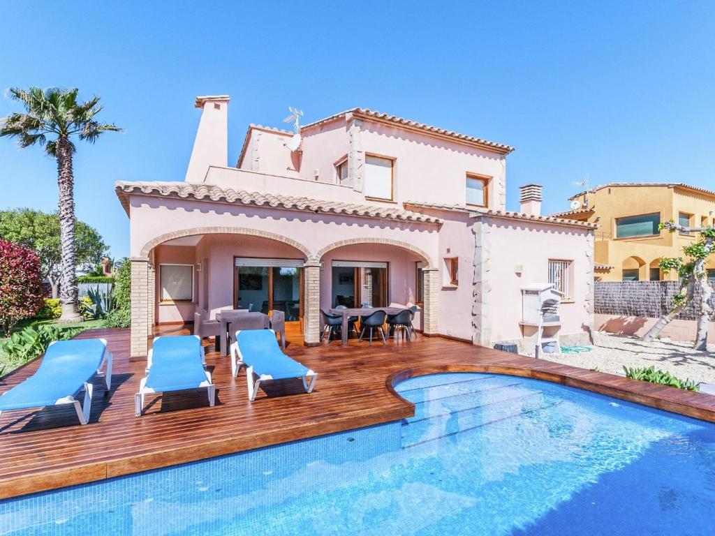 uma villa com uma piscina e uma casa em Belvilla by OYO Amfora 64 em Sant Pere Pescador