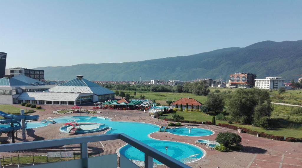 einen Luftblick auf einen Wasserpark mit zwei Pools in der Unterkunft Sarajevo Apartment Ilidza in Sarajevo