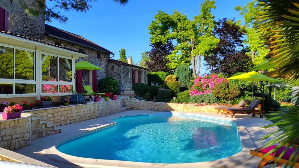 une piscine dans l'arrière-cour d'une maison dans l'établissement Domaine de la Dame Blanche, à Siorac-en-Périgord