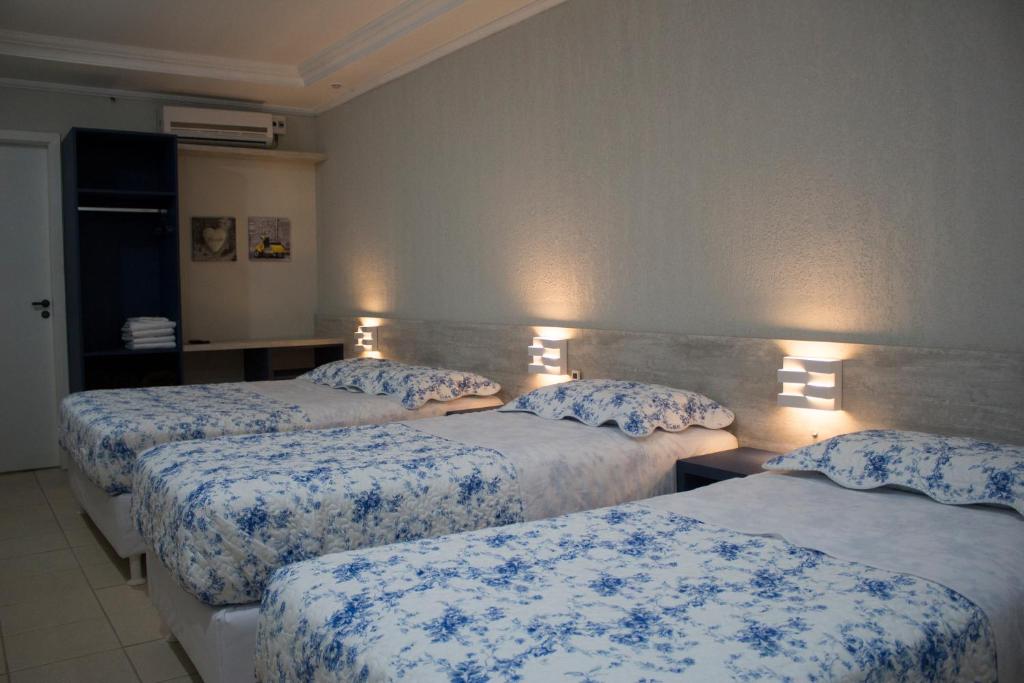 Hotel Dois Irmãos tesisinde bir odada yatak veya yataklar