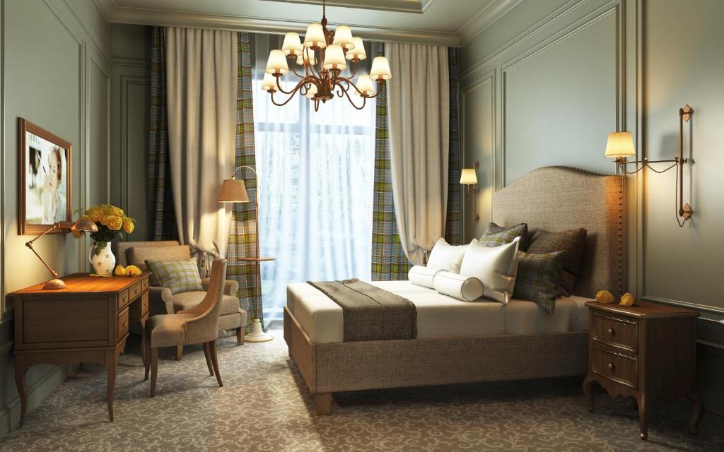 別爾哥羅德的住宿－Hotel Royal，一间卧室配有一张床、一张桌子和一把椅子