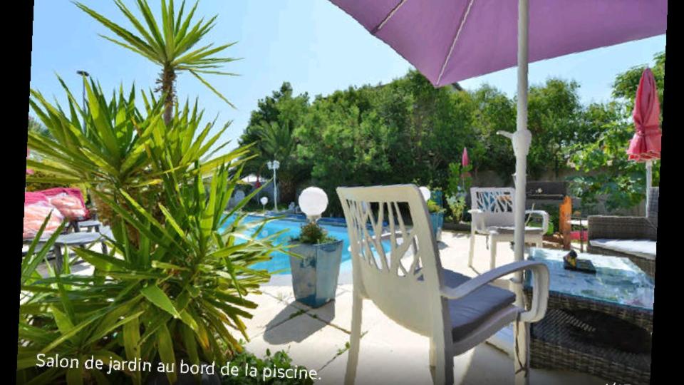 un patio avec des chaises et un parasol à côté d'une piscine dans l'établissement SUITE-Junior -Villa HÉLÈNE - Montpellier Sud - aéroport- PISCINE Privée-2mn des plages, à Pérols