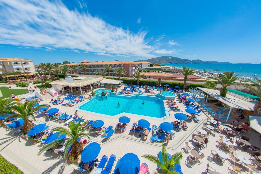 eine Aussicht auf einen Pool in einem Resort in der Unterkunft Poseidon Beach Hotel in Laganas