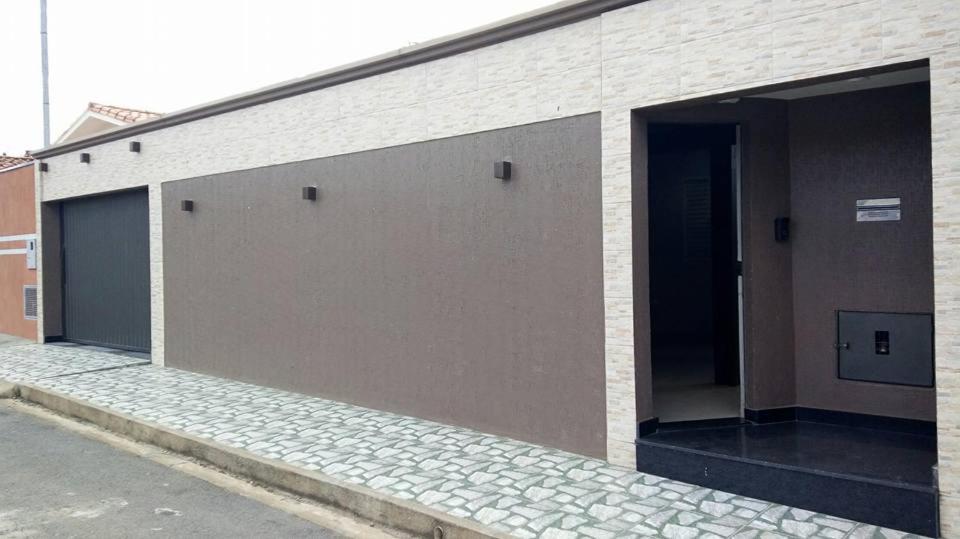a building with two garage doors on the side of it at Casa Em Capitolio in Capitólio
