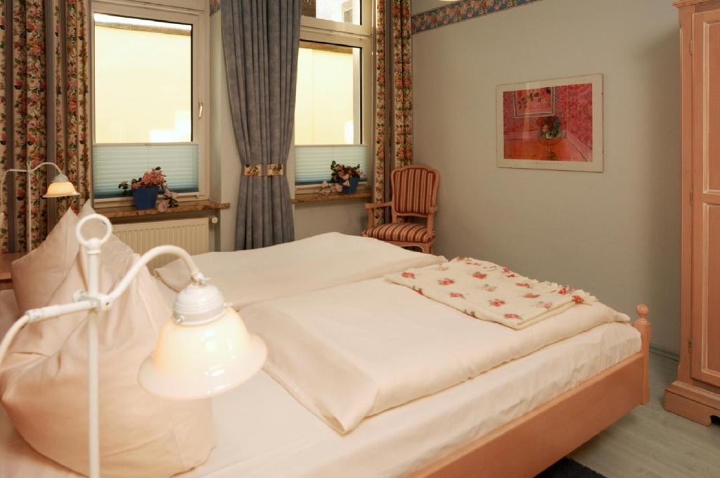 Un pat sau paturi într-o cameră la Apartments in Warnemuende