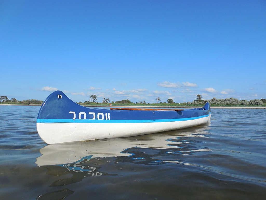PepelowにあるBlaues Strandhaus mit Boot am Salzhaff, 50m zum Strandの青白の船
