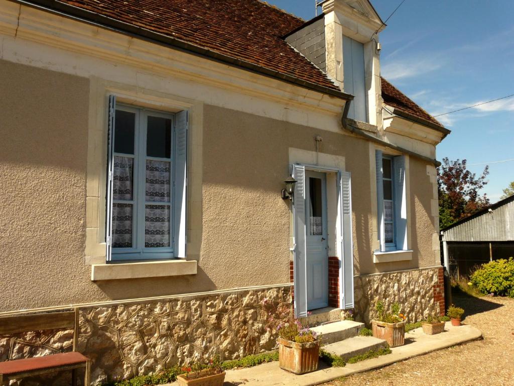 a house with a blue door and some plants at Gîte La P'tite Fugue in Mareuil-sur-Cher