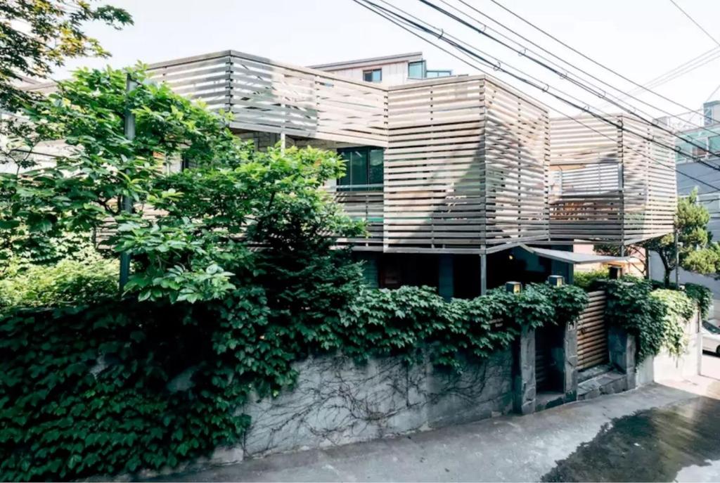 un bâtiment avec des plantes sur son côté dans l'établissement Hanso Presidential Suite Hanok Hotel, à Séoul