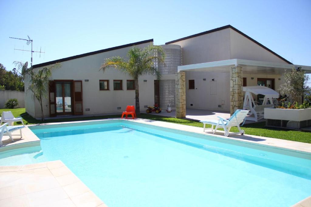 una piscina di fronte a una casa di Villa Perla del Mare ad Alcamo Marina