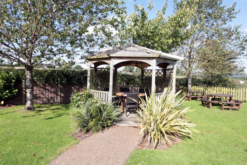 Fox & Goose, Barrow Gurney by Marston's Inns - Resim 17