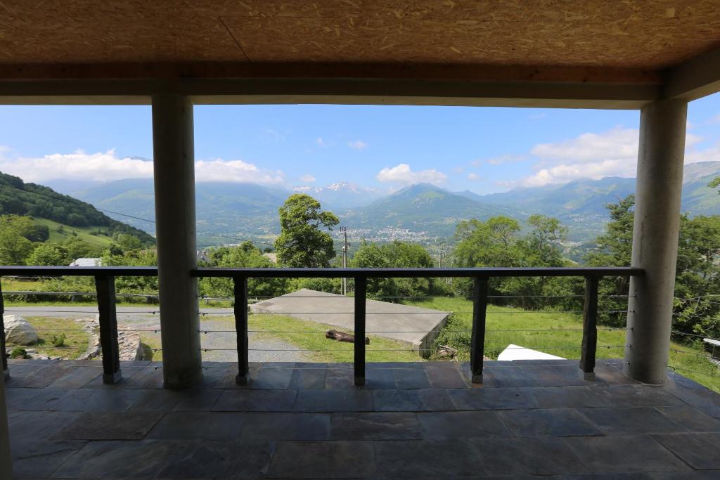 a balcony with a view of the mountains at Chalet Montagne in Saint-Pastous