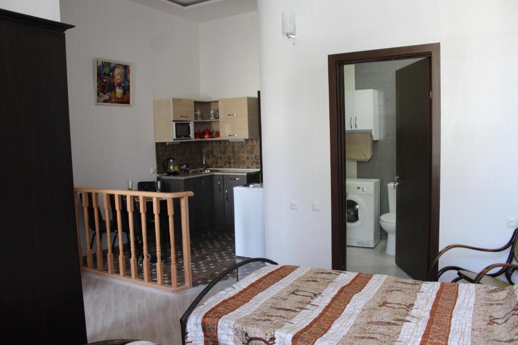 Postel nebo postele na pokoji v ubytování Guest House on Gia Abesadze Street