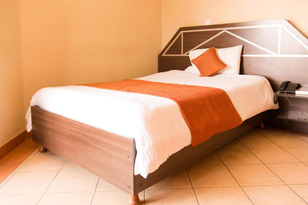 Postel nebo postele na pokoji v ubytování Nairobi Transit Hotel
