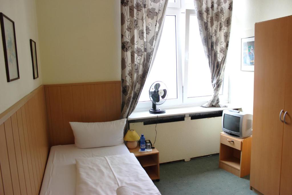 Postel nebo postele na pokoji v ubytování Hotel-Pension Rheingold am Kurfürstendamm