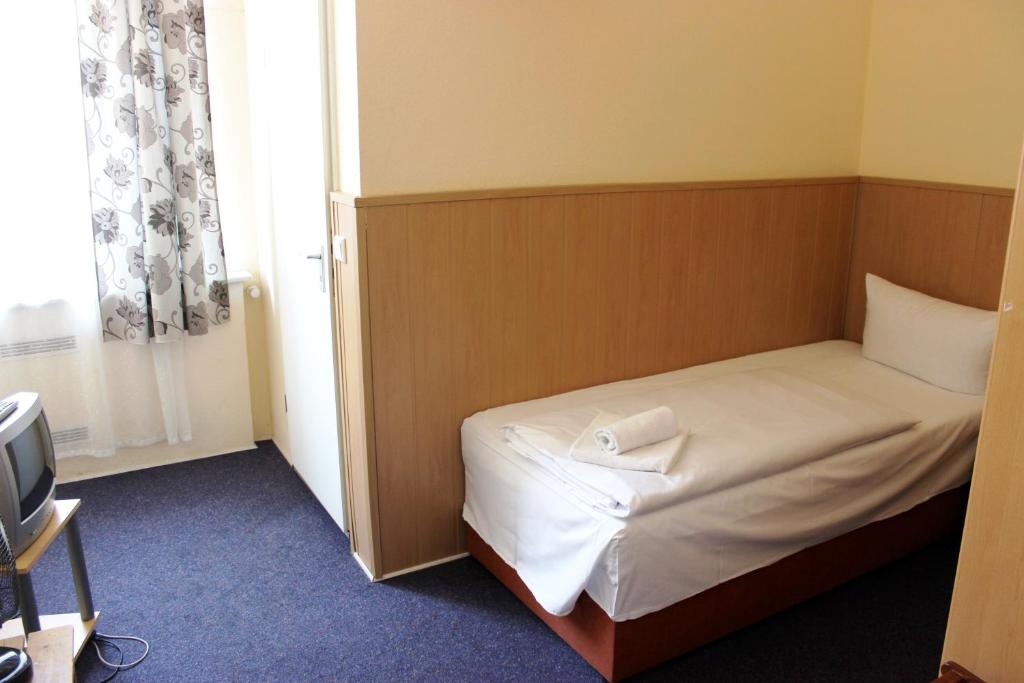 Postel nebo postele na pokoji v ubytování Hotel-Pension Rheingold am Kurfürstendamm