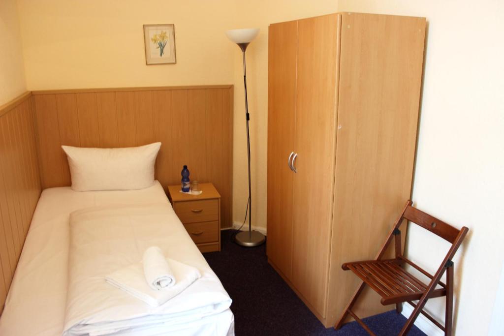 Postel nebo postele na pokoji v ubytování Hotel-Pension Rheingold am Kurfürstendamm