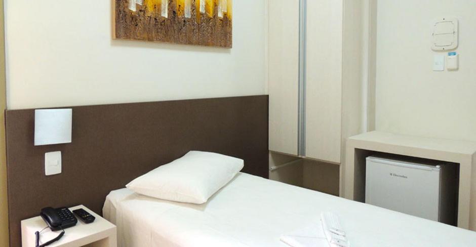 Un pat sau paturi într-o cameră la Excellence Comfort Hotel