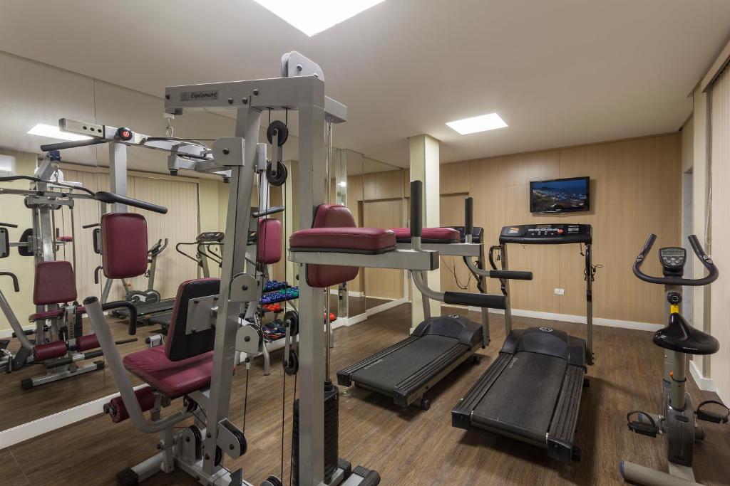 Fitness centrum a/nebo fitness zařízení v ubytování Leopoldo Hotel