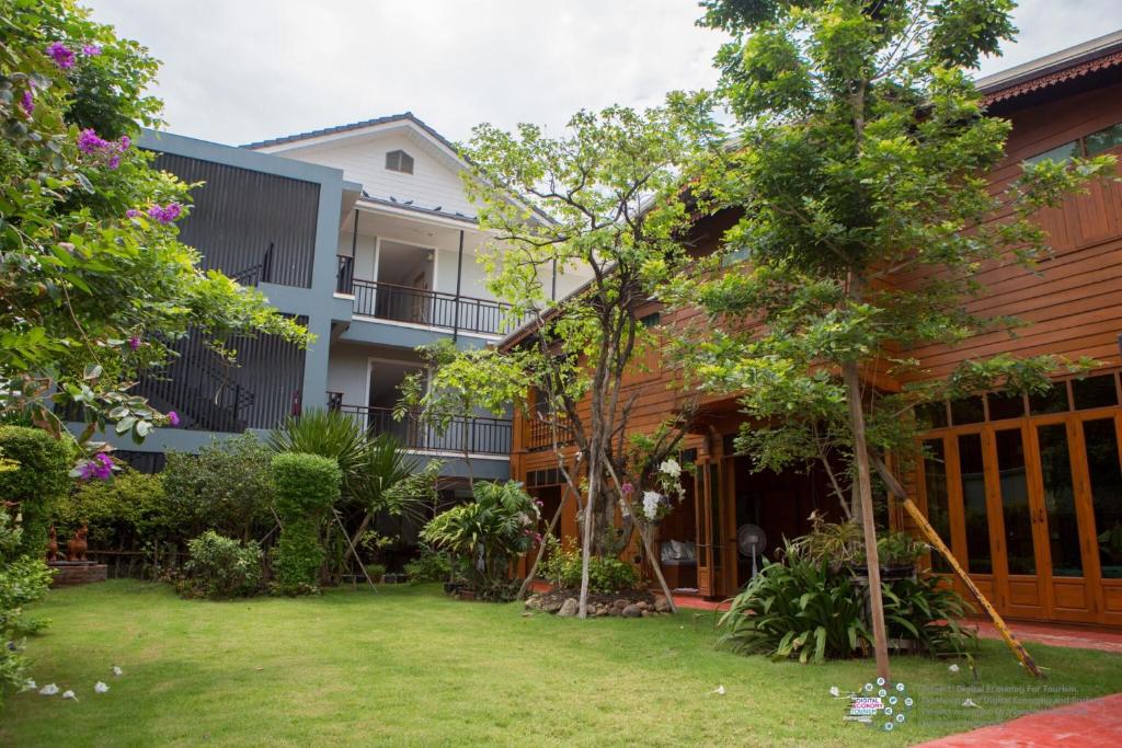 a view of the courtyard of a house at Sukhothai Garden in Sukhothai