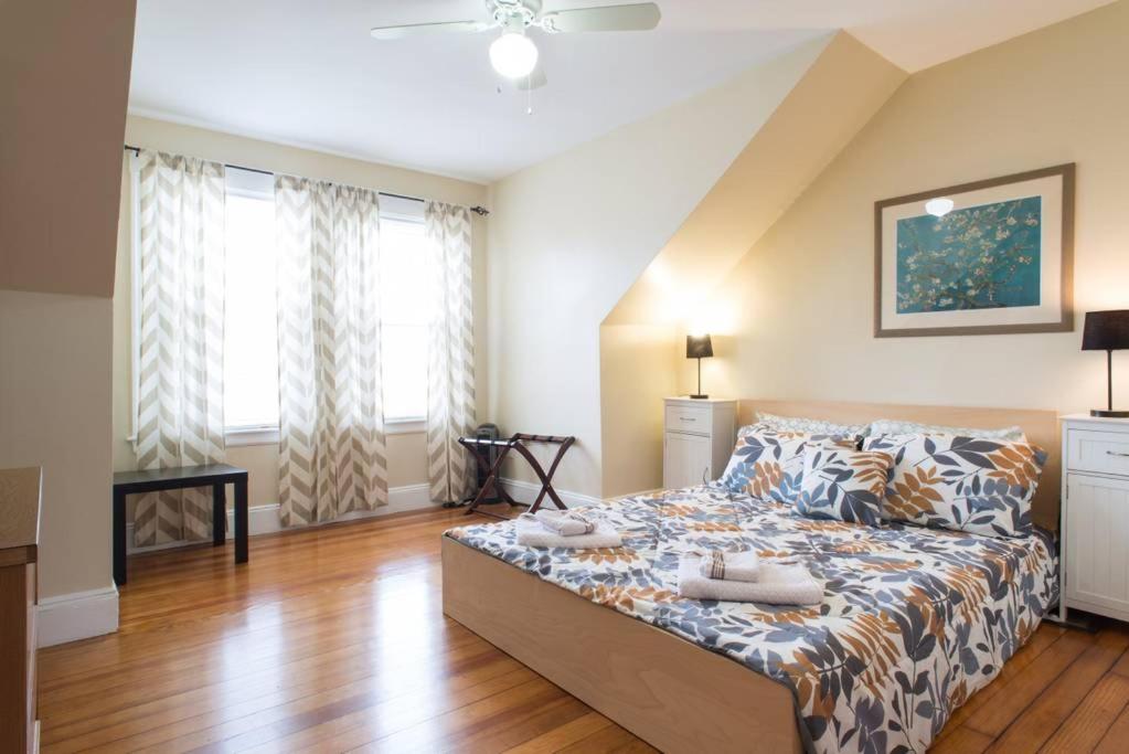 Un pat sau paturi într-o cameră la Apartments in Salem