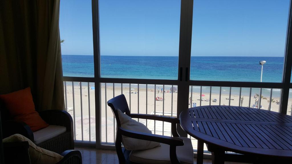 Cette chambre offre une vue sur la plage. dans l'établissement Apartamento Premium, à Calp