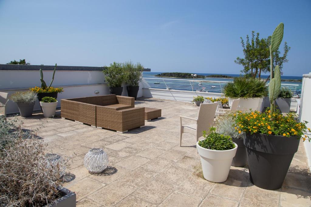 a patio with a bunch of potted plants on a roof at Casa Vacanze Sopravento in Porto Cesareo