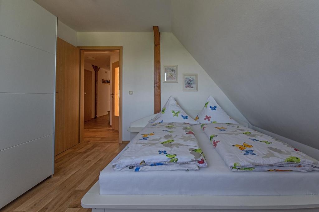 Postel nebo postele na pokoji v ubytování Gastwirtschaft & Hotel Hallescher Anger