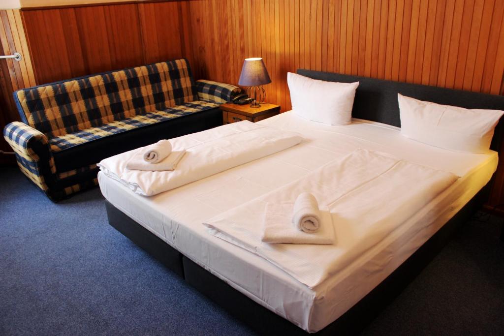 Postel nebo postele na pokoji v ubytování Hotel-Pension Rheingold am Kurfürstendamm