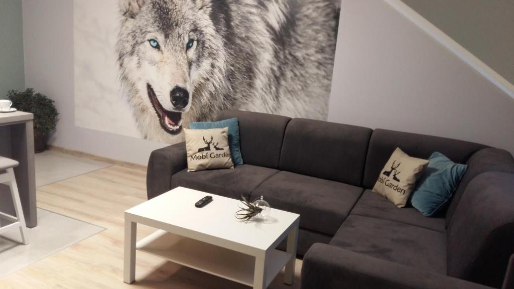 salon z obrazem wilka na ścianie w obiekcie Apartament Widokowy w mieście Ustrzyki Dolne