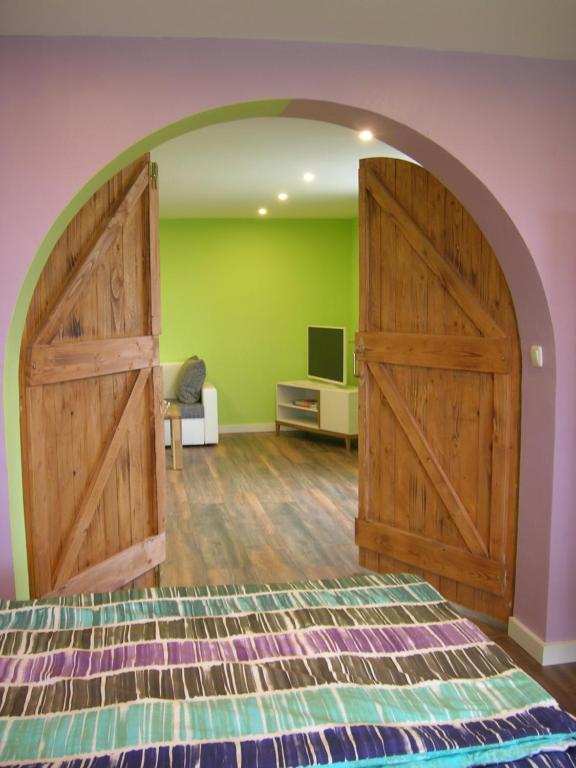 Un dormitorio con una gran puerta de madera y una cama en Ferienhof Bauer, en Gotthun