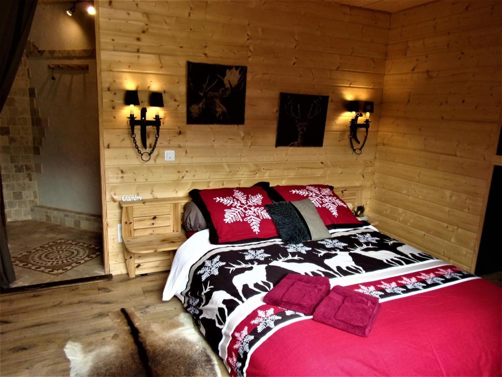 Ένα ή περισσότερα κρεβάτια σε δωμάτιο στο Gîte Le Cerf de Belledonne