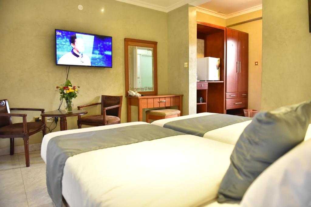 TV a/nebo společenská místnost v ubytování Interservice Hotel