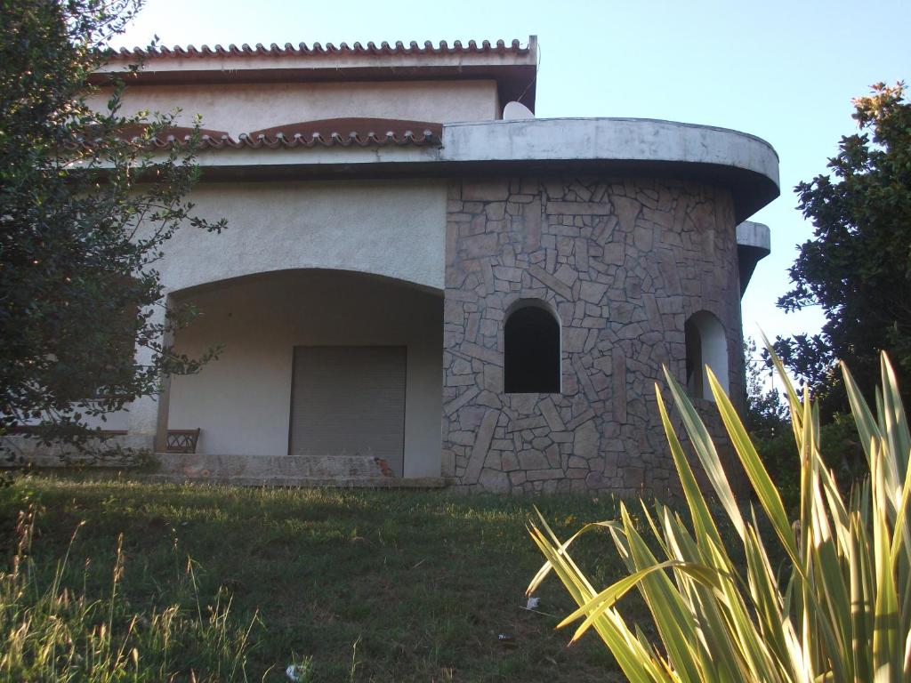 una casa con un edificio de piedra con garaje en Casa Deus en Sabrosa
