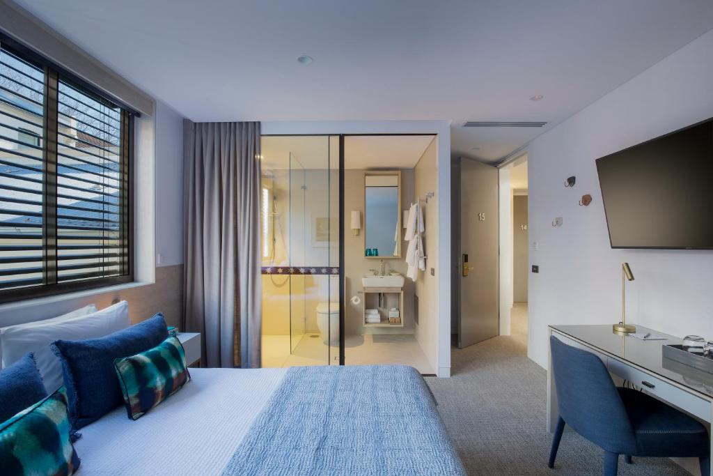 
Queen Room
