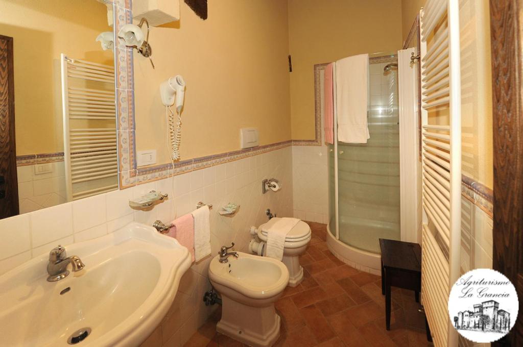 Łazienka w obiekcie Agriturismo Castello La Grancia di Spedaletto